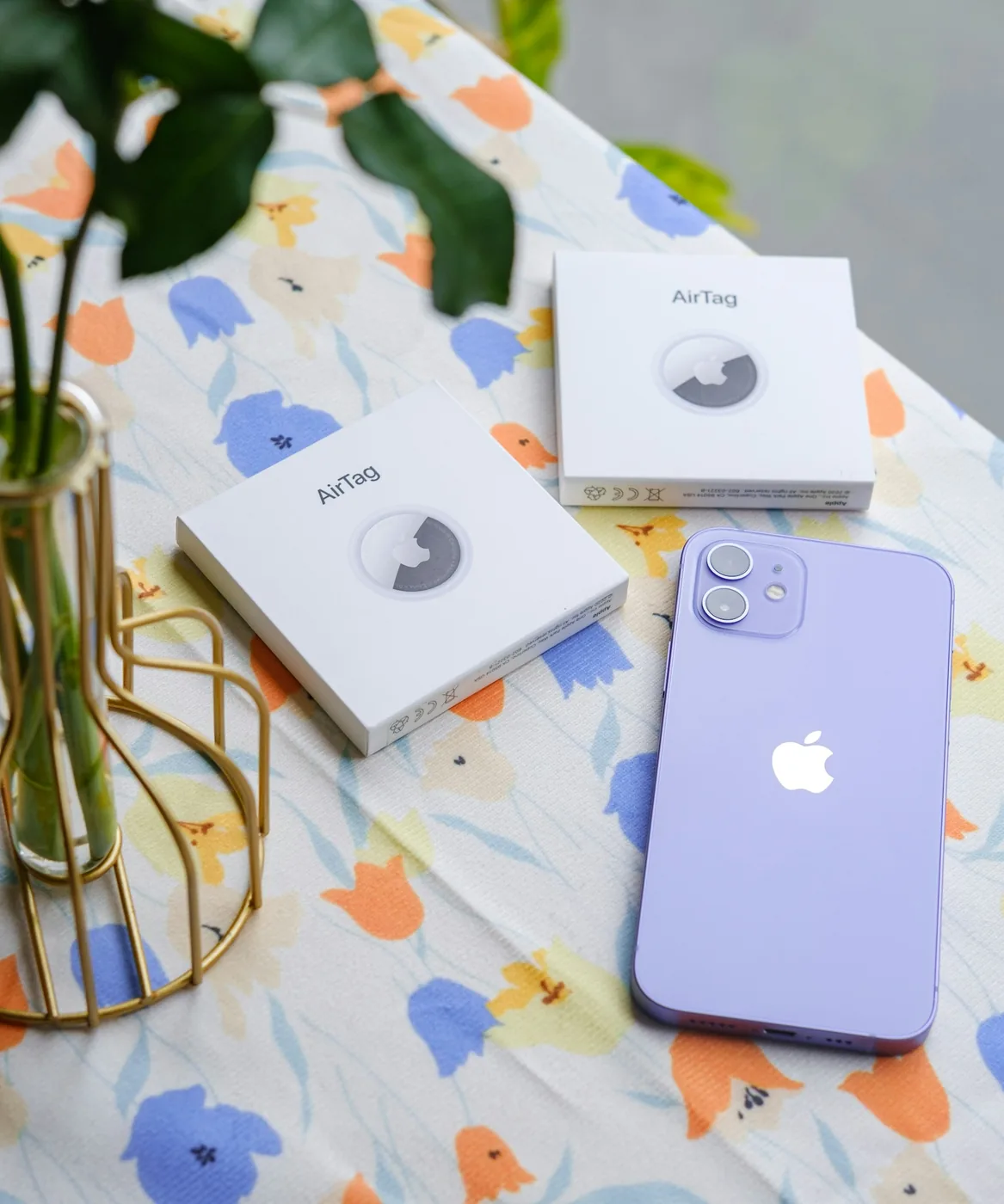 Smartphone Android con interfaccia di rilevamento accanto a un piccolo tracker